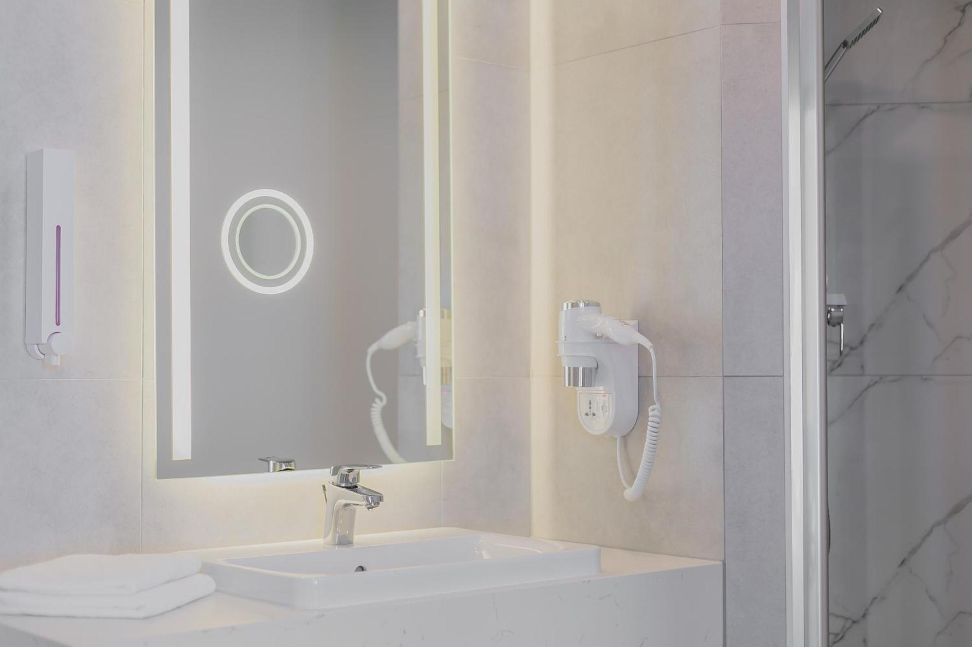 B&B Hotel Warsaw East Екстериор снимка
